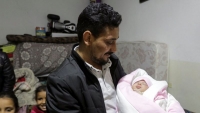 سوريا.. لم شمل الرضيعة "عفراء" التي انتشلت من تحت الأنقاض مع عمتها