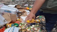 إتلاف مواد غذائية فاسدة ضبطت لدى أحد المتهمين بمدينة عدن