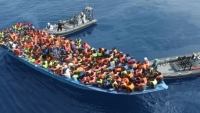 قارب يقل 400 مهاجر يضل طريقه في البحر بين ليبيا ومالطا
