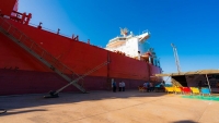 وصول الدفعة الرابعة من منحة المشتقات النفطية السعودية إلى ميناء عدن