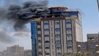 عدن.. حريق هائل بأحد الفنادق في مدينة المنصورة