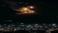إطلاق الألعاب النارية في سماء مدينة تعز إحتفاءً بالذكرى الـ 33 للوحدة اليمنية