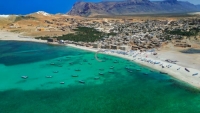 "أجمل ما رأيت في العالم".. كويتية تستكشف شواطئ "الجزيرة المباركة" في اليمن