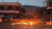 جرحى تعز يحرقون صور طارق صالح التي رفعت وسط المدينة (صور)
