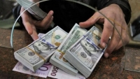 مصلحة الجمارك تنفي مزاعم رفع الدولار الجمركي في ميناء عدن والمناطق المحررة