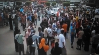 تظاهرة حاشدة في عدن تنديدا بتدهور الخدمات وإنهيار العملة المحلية