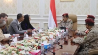 وزير الدفاع يطالب المجتمع الدولي بدور أكثر حزما تجاه تعنت الحوثيين الرافض لعملية السلام