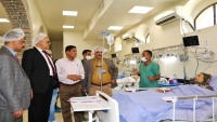 المحافظ شمسان يزور الاقسام والعيادات في المستشفى الجمهوري
