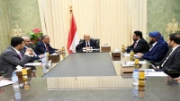 المجلس الرئاسي يوجه الحكومة باتخاذ إجراءات للحد من تداعيات الهجمات الحوثية على السفن في البحر الأحمر