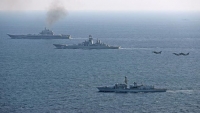 مسؤولون أمريكيون: سفينتان ترفعان العلم الأمريكي وتحملان بضائع للبنتاجون ووزارة الخارجية تعرضتا لهجوم قبالة اليمن