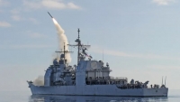 قائد مجموعة المدمرات الأمريكية: قدراتنا الدفاعية ليس لها نظير ونحمي الملاحة في البحر الأحمر
