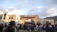 سقطرى.. محتجون يقتحمون مبنى المحافظة للمطالبة برحيل المحافظ "رأفت الثقلي"