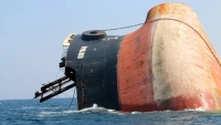 البحرية البريطانية: إجلاء طاقم سفينة تجارية عقب هجومين وتركها تنجرف في البحر الأحمر