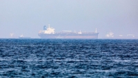 السلطات العمانية: انتشال جثة وانقاذ تسعة من أفراد طاقم سفينة النفط المنقلبة