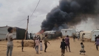 حريق يلتهم مخيم للنازحين في مارب ويضاعف مأساة النزوح في اليمن (فيديو)