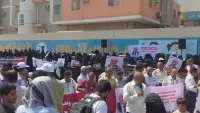 وقفة احتجاجية تدين اغتيال تربوي بارز وتطالب بكشف الجناة في اليمن