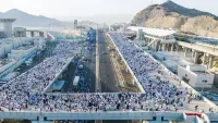 حجاج بيت الله يتوجهون إلى منى لقضاء يوم التروية